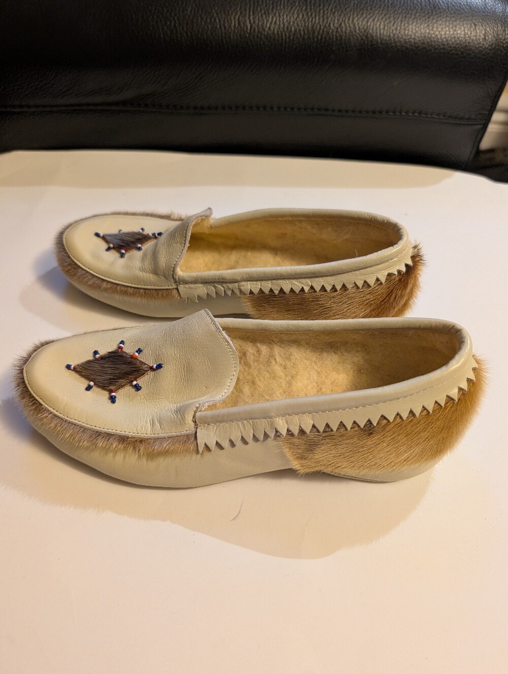 Vintage Beaded Fur Leather Moccasins Slippers Women's Size 6 Sawtooth Trim